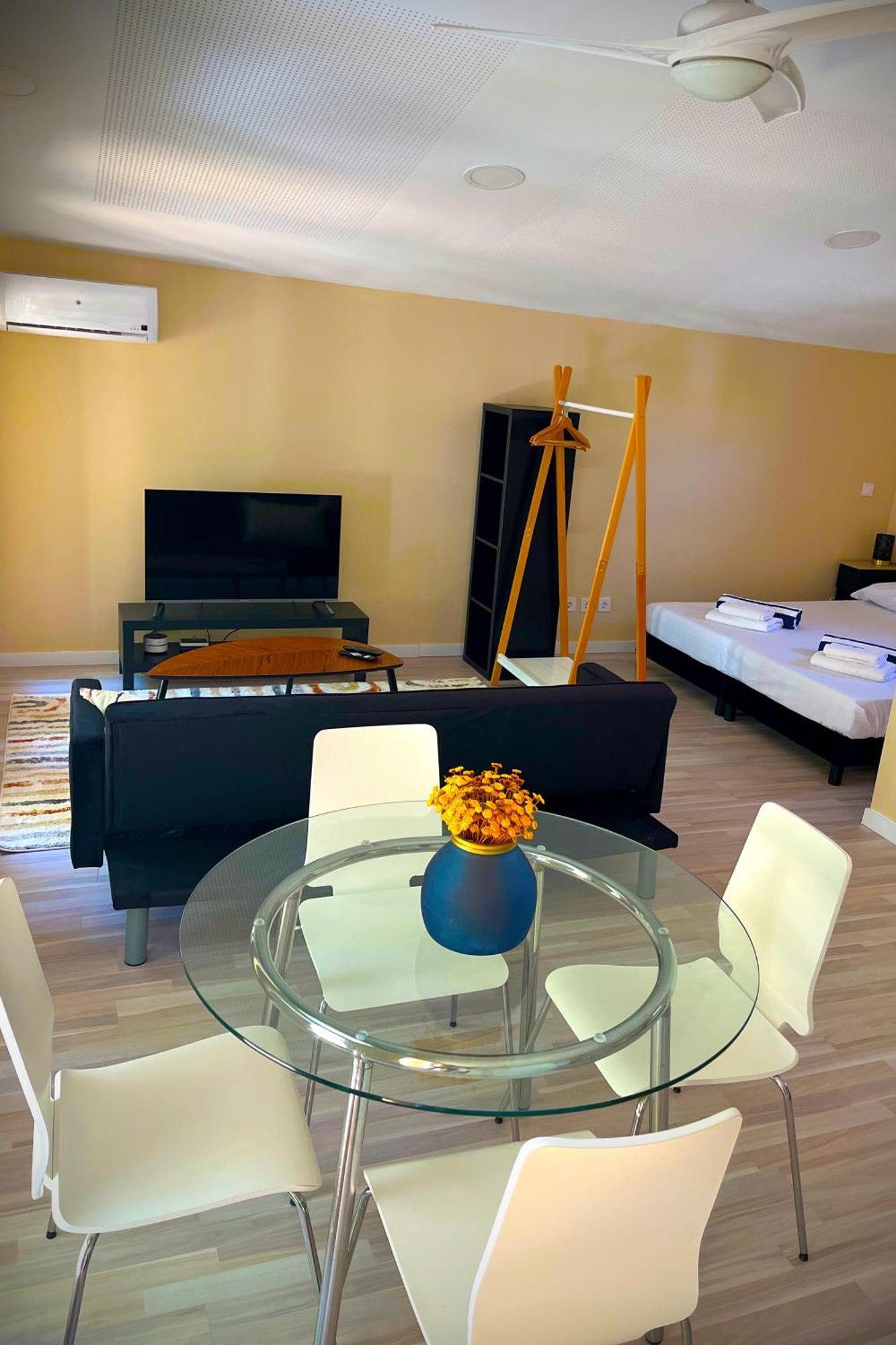 Fee4Me Cabin With Pool And Garden San Martín de la Vega Zewnętrze zdjęcie